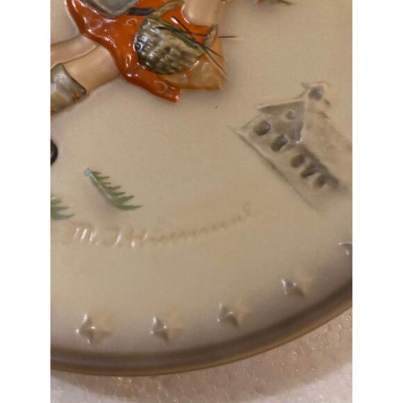 Vintage Hummel 1980 Annual Plate in Bas Relief Happy School Girl Goebel - Picture 2 of 8